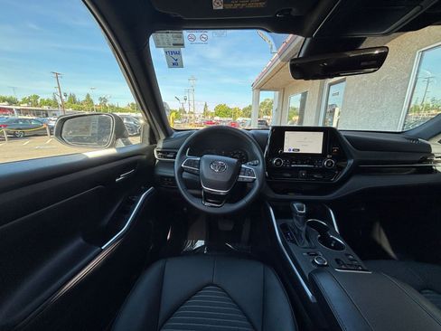 Used 2025 Toyota Highlander XSE AWD/4WD image 38