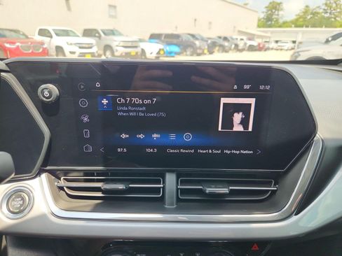Used 2024 Chevrolet Trax LT w/ LT Convenience Package FWD image 13