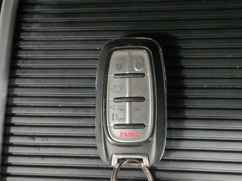 Used 2021 Chrysler Pacifica Touring-L image 27