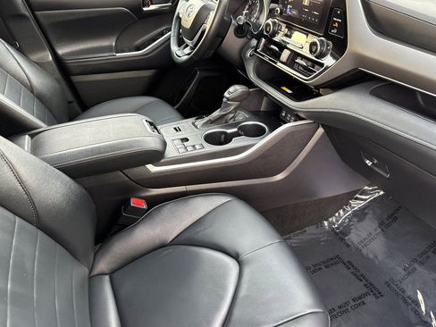 Used 2025 Toyota Highlander XLE image 17