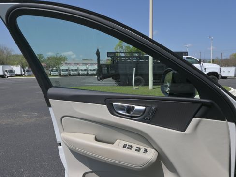 Used 2024 Volvo XC60 B5 Plus w/ Protection Package Premier image 22