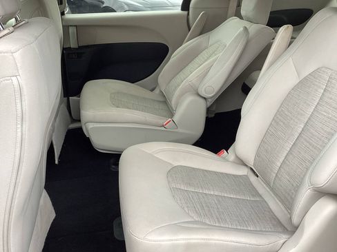 Used 2018 Chrysler Pacifica Touring Plus FWD image 23