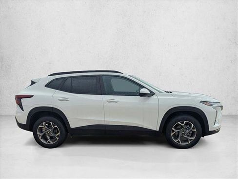Used 2025 Chevrolet Trax LT FWD image 4