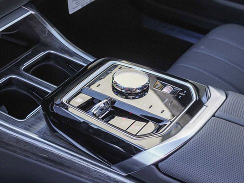 New 2026 BMW 750e xDrive w/ Executive Package image 29