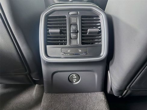 Used 2025 Porsche Macan AWD/4WD image 21