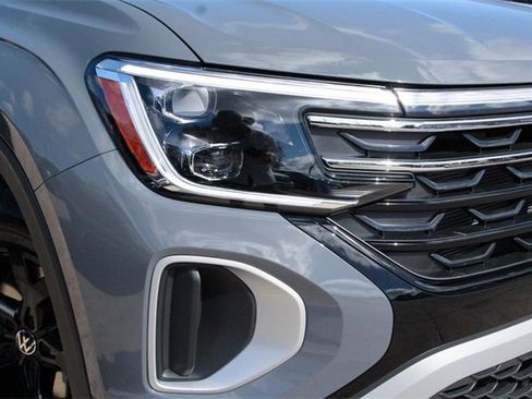 New 2025 Volkswagen Atlas Peak Edition SE image 3