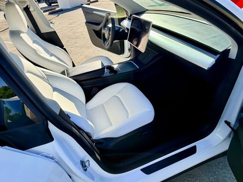 Used 2024 Tesla Model Y 2WD image 28
