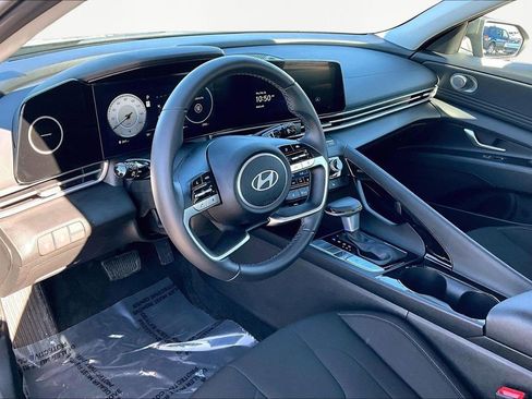 Used 2025 Hyundai Elantra SEL image 14