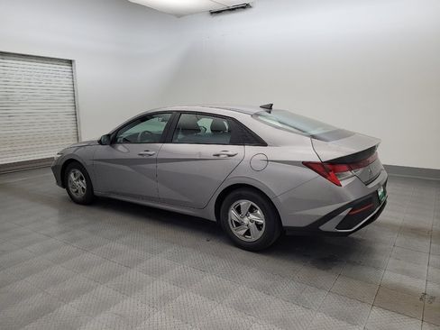 Used 2024 Hyundai Elantra SE FWD image 3