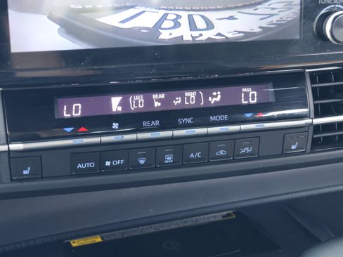 Used 2023 Toyota Sienna XSE w/ XSE Plus Package FWD image 25