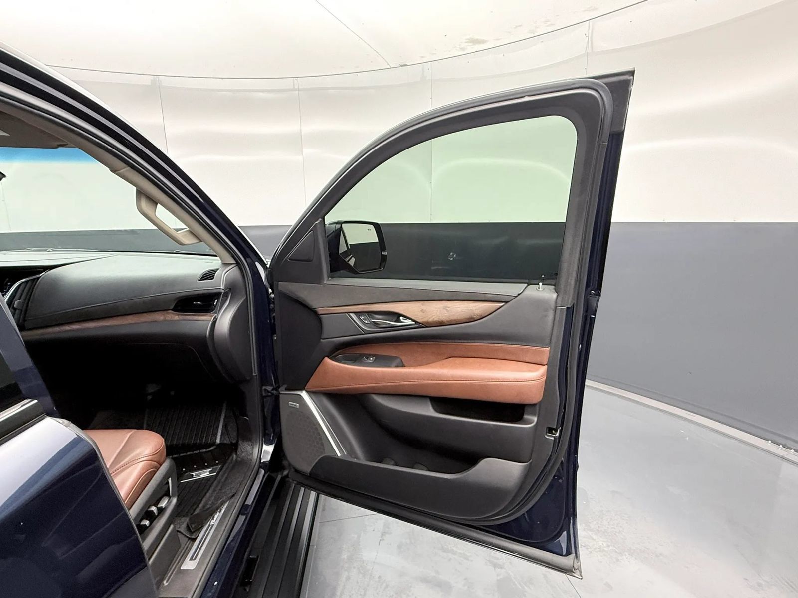 Used 2018 Cadillac Escalade Premium Luxury AWD/4WD image 9