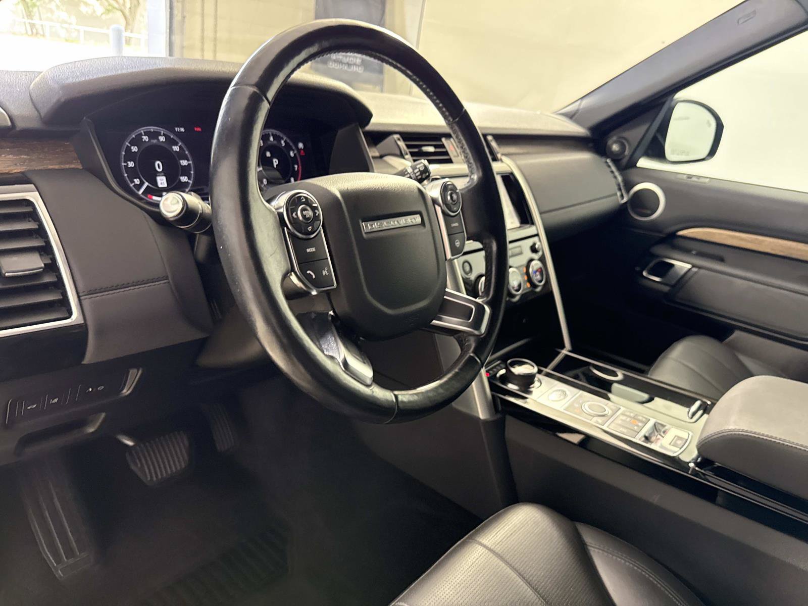 Used 2018 Land Rover Discovery HSE AWD/4WD image 20