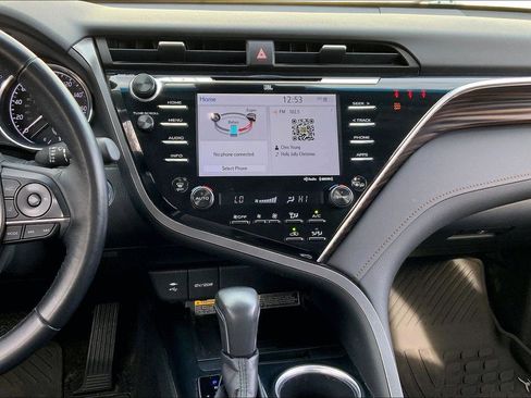 Used 2018 Toyota Camry XLE image 6