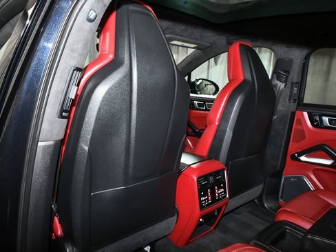 Used 2021 Porsche Cayenne Turbo w/ Assistance Package image 49