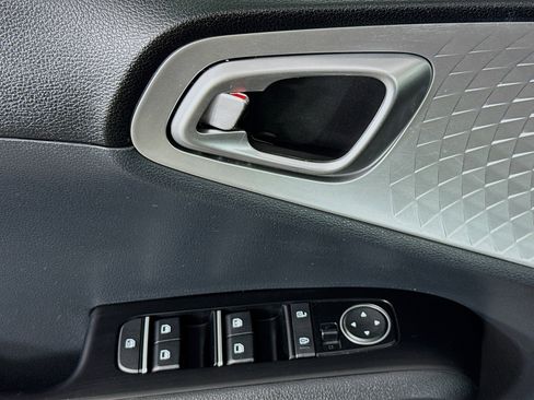 Used 2023 Kia Soul LX w/ LX Technology Package FWD image 22