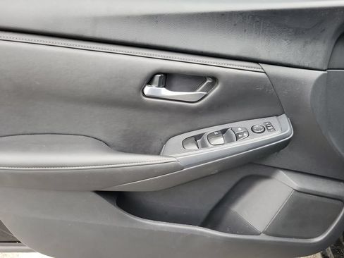 Used 2025 Nissan Sentra SV FWD image 17