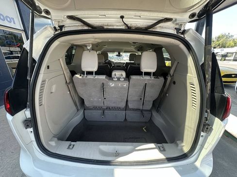 Used 2017 Chrysler Pacifica Touring-L FWD image 18