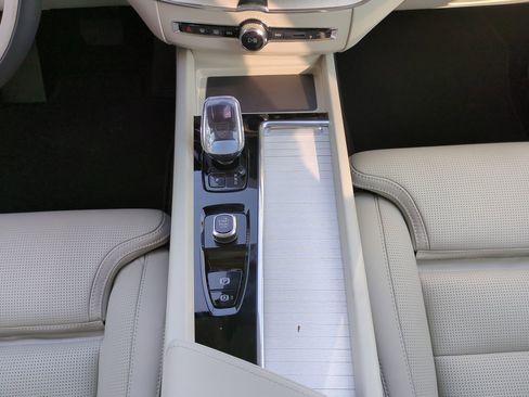 New 2026 Volvo XC60 B5 Ultra w/ Climate Package image 17