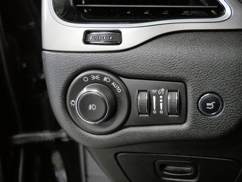 Used 2019 Jeep Cherokee Limited image 26