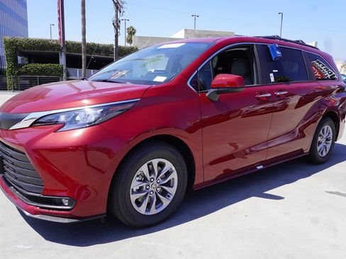 Certified 2026 Toyota Sienna XLE FWD image 4