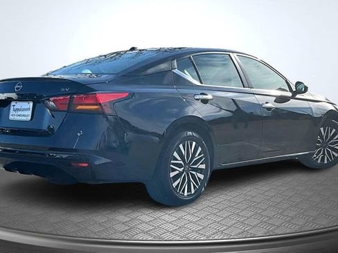 Used 2024 Nissan Altima 2.5 SV image 6