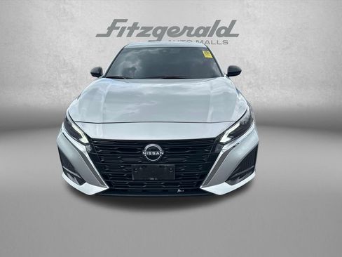 Used 2025 Nissan Altima 2.5 SV FWD image 2