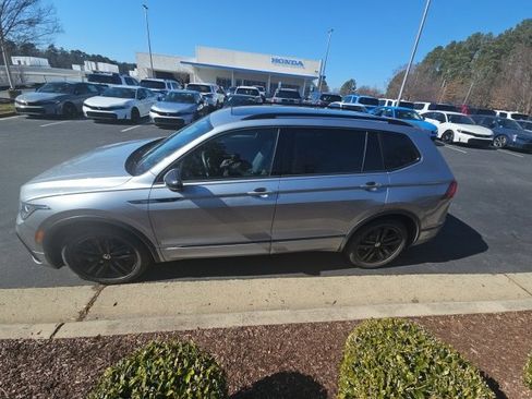 Used 2022 Volkswagen Tiguan SE R-Line image 1