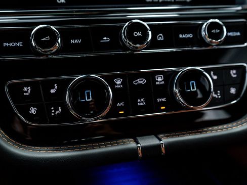 New 2025 Bentley Bentayga Extended Wheelbase image 38