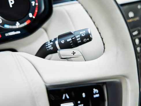 Used 2025 Land Rover Range Rover Long Wheelbase SE image 62