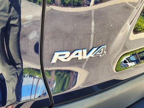 Used 2021 Toyota RAV4 XLE Premium image 12