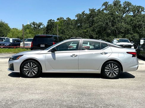 Used 2025 Nissan Altima 2.5 SV FWD image 12