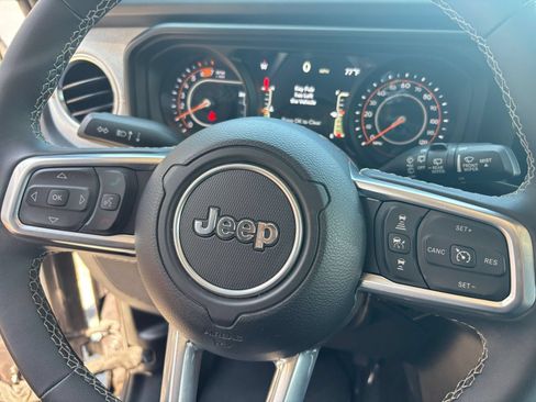 Used 2025 Jeep Wrangler Unlimited Sahara AWD/4WD image 27
