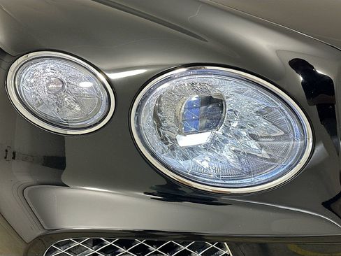 Used 2022 Bentley Bentayga AWD/4WD image 45