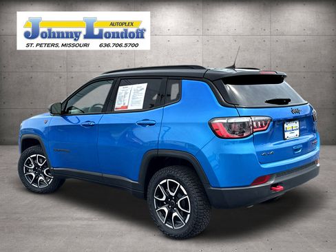 Used 2025 Jeep Compass Trailhawk AWD/4WD image 3
