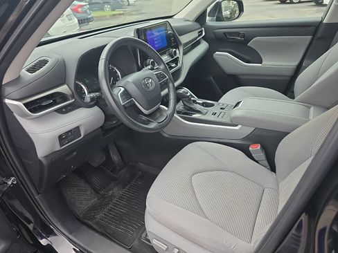 Used 2023 Toyota Highlander LE AWD/4WD image 8