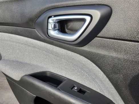 Used 2024 Jeep Compass Latitude image 18