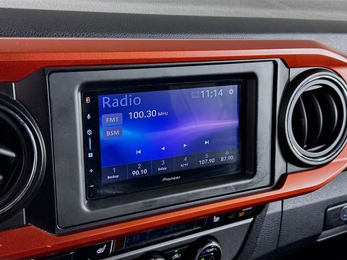 Used 2016 Toyota Tacoma TRD Off-Road w/ Premium & Technology Package image 19