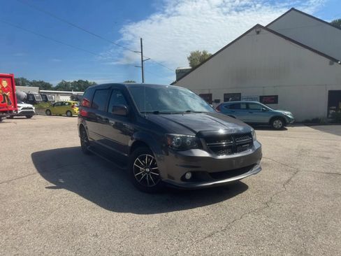 Used 2016 Dodge Grand Caravan SXT FWD image 3