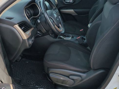 Used 2018 Jeep Cherokee Latitude w/ Cold Weather Group image 18