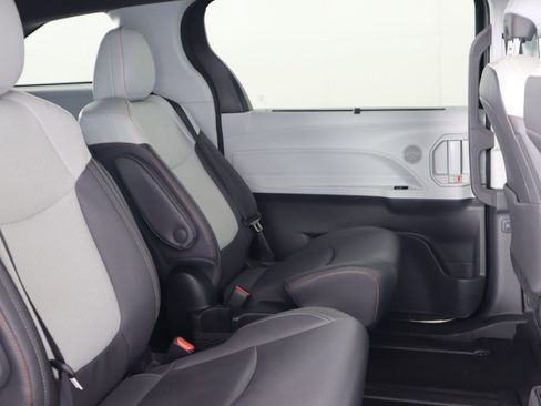 Used 2022 Toyota Sienna XSE image 15