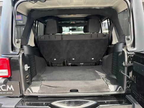 Used 2018 Jeep Wrangler Unlimited Sahara AWD/4WD image 26