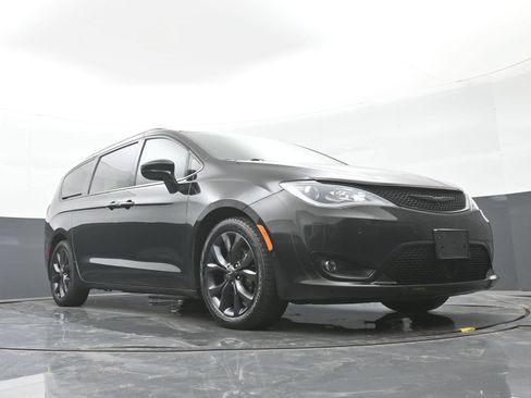 Used 2018 Chrysler Pacifica Touring-L Plus w/ Advanced Safetytec Group FWD image 42