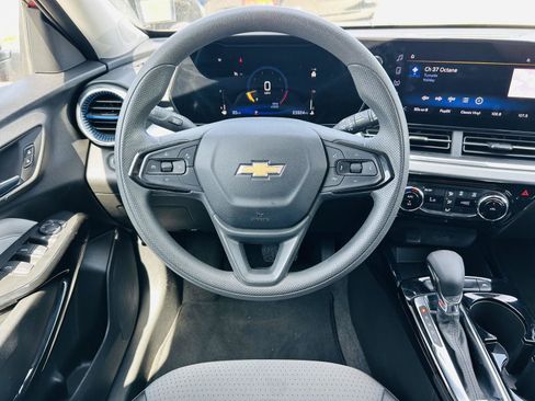 Used 2025 Chevrolet Trax LT FWD image 11