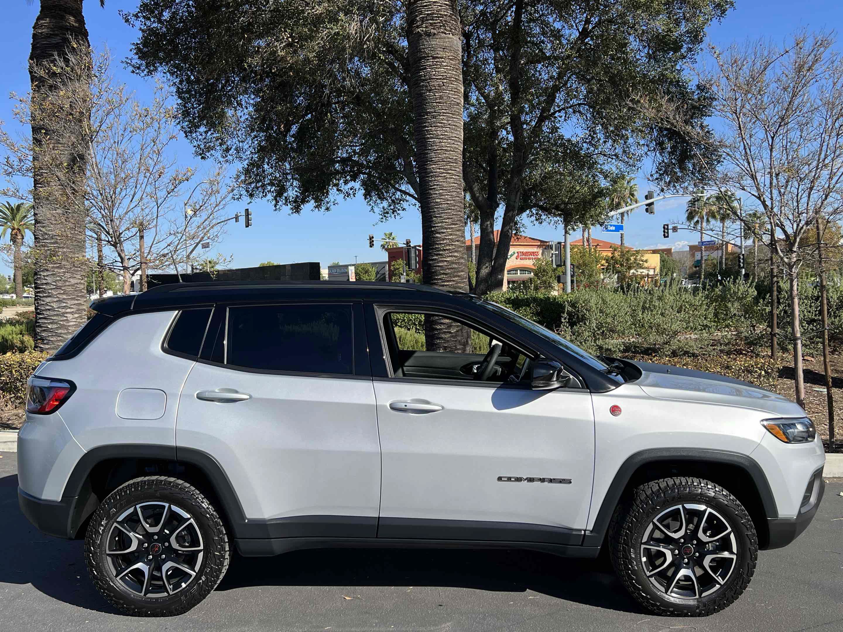 Used 2025 Jeep Compass Trailhawk AWD/4WD image 13