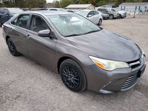 Used 2015 Toyota Camry LE image 2