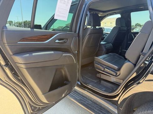 Used 2021 Cadillac Escalade Premium Luxury AWD/4WD image 17