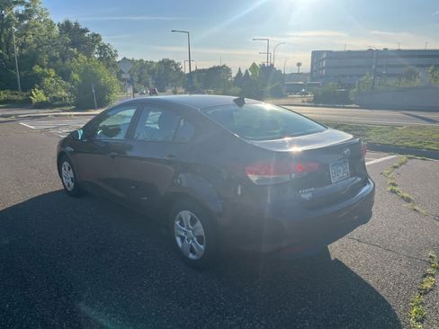 Used 2017 Kia Forte LX FWD image 3