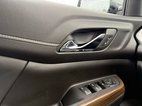 Used 2023 GMC Acadia SLE FWD image 11