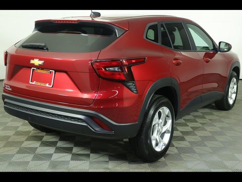 Used 2024 Chevrolet Trax LS w/ LS Convenience Package image 2