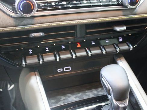 Used 2024 Chevrolet Colorado ZR2 w/ Technology Package image 13